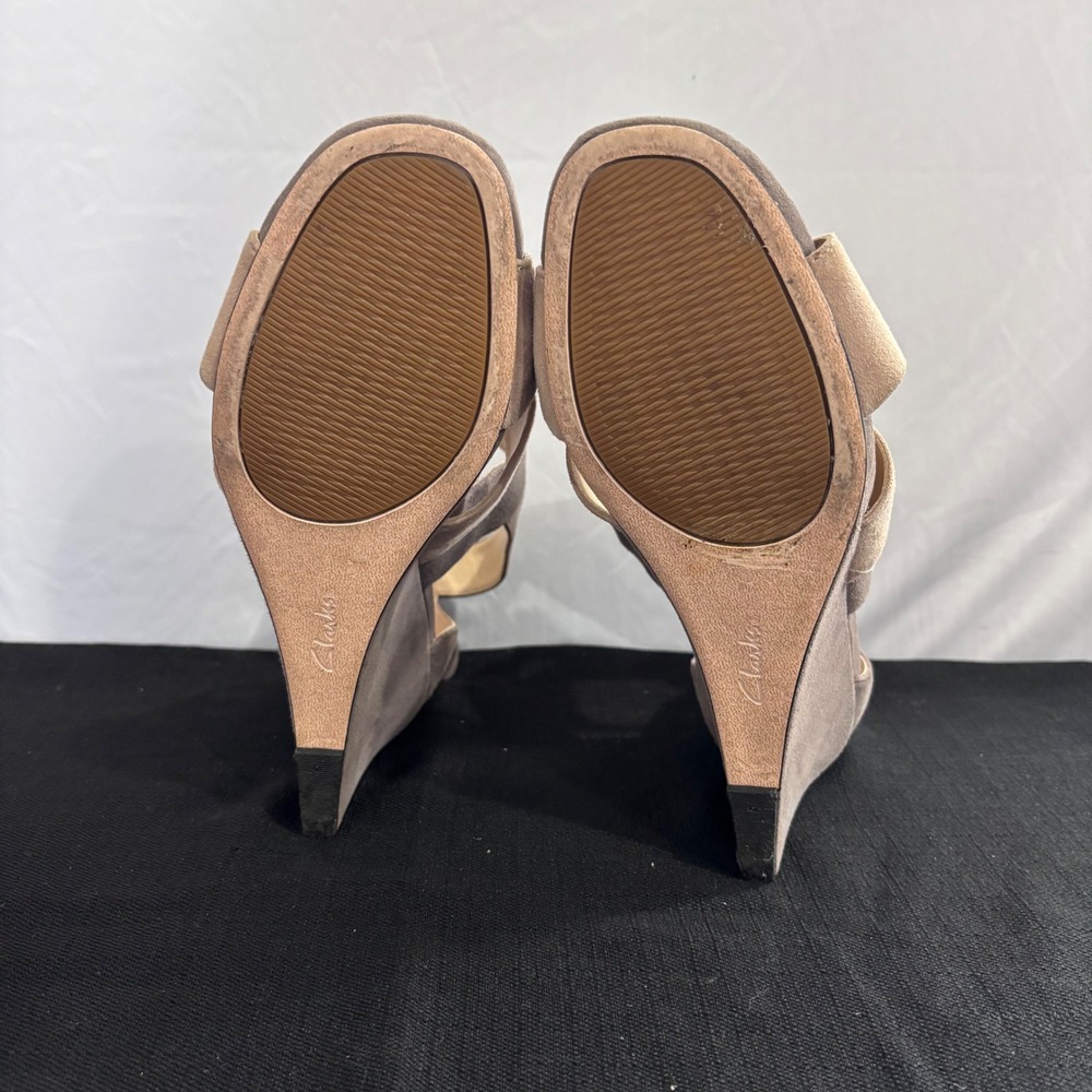 Clarks Cushion Plus Suede Wedge Sandals Taupe Beige Womens 8.5 M - Picture 3 of 7